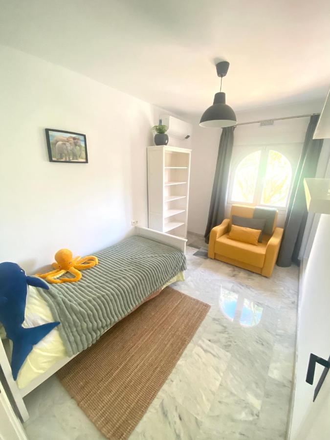 Modern Townhouse 7 Mins Walk From The Beach And 15 Mins From Port Villa Manilva Exterior foto