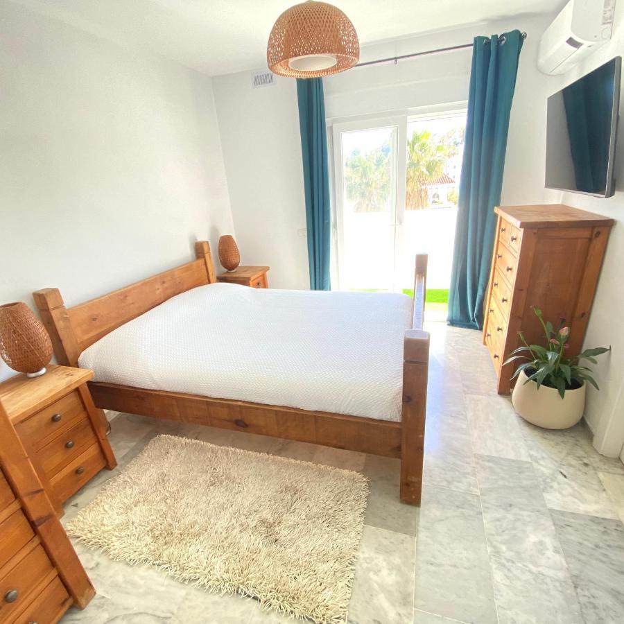 Modern Townhouse 7 Mins Walk From The Beach And 15 Mins From Port Villa Manilva Exterior foto